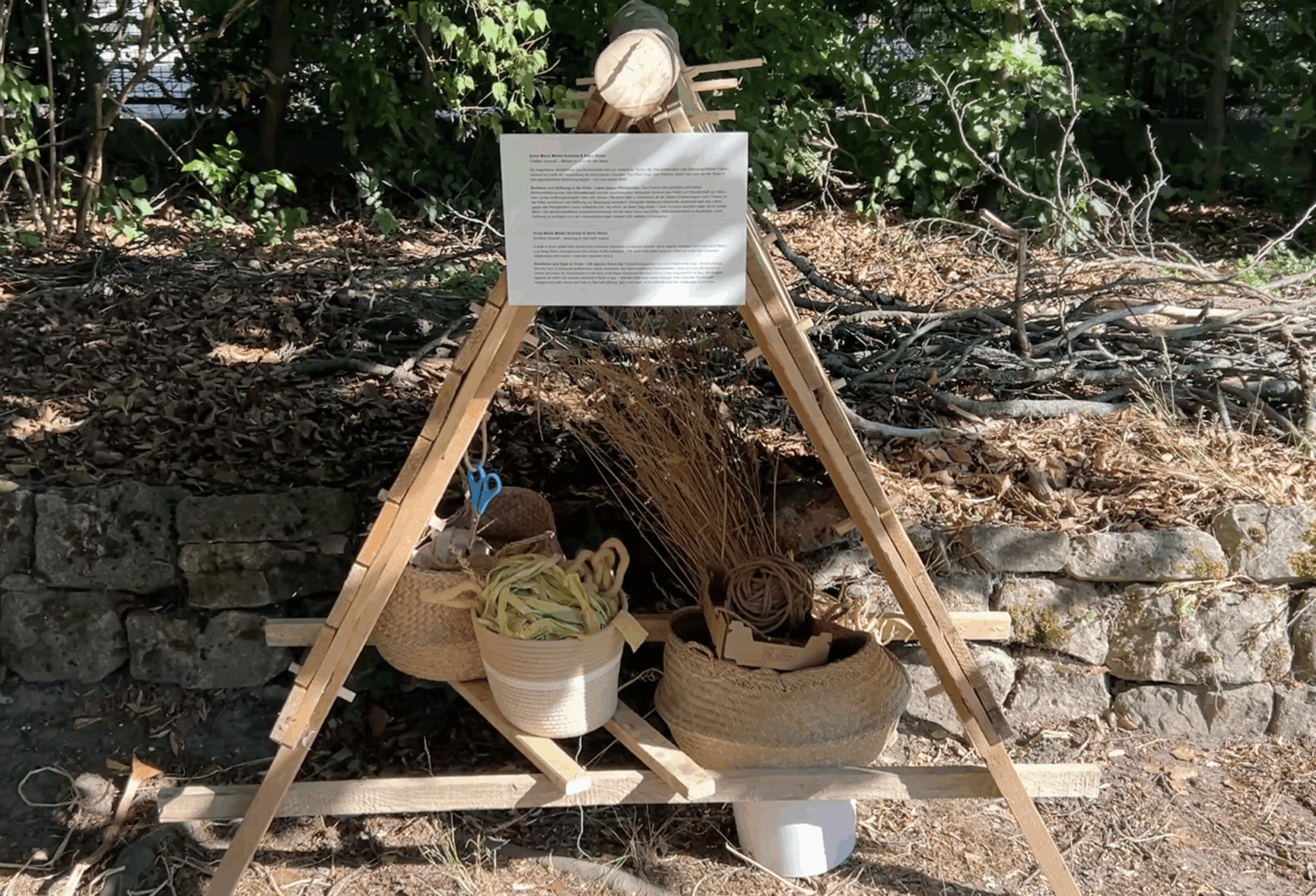 Crafted Journal Holzstand